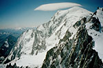 Справа Mt. Blanc (снежная), левее часть Монблана, обрывающаяся стеной. Это Grand Pilier d'Angle, ещё левее вершинка с висящим ледником Aiguille Blanche de Peuterey. Фото Вадим Гешкенбейн, Цюрих  