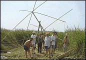 Члены экспедиции RI6AAA разворачивают походные антенны в базовом лагере