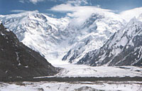Слева - вершина Важа Пшавела (или Западная Победа, 6918 м), справа - пик Джавахарлала Неру (6744 м). Внизу - ледник Дикий, впадающий в Ю.Иныльчек. Хорошо виден гребень, по которому проходит маршрут подъема через Важу Пшавела