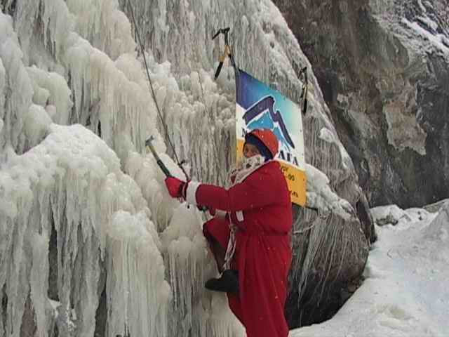 <figcaption>Дед Мороз испытывает новую сосульку.</figcuption>