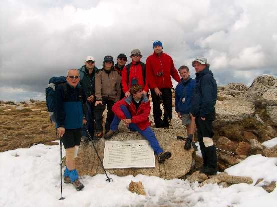 <figcaption>Команда на вершине г. Косцюшко</figcuption>