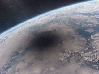 <figcaption>Так выглядит Земля во время полного затмения. Пятно (тень Луны) диаметром около 180 км движется со скоростью почти 2 тыс км/ч. Фото CNES (французский центр исследования космома).</figcuption>
