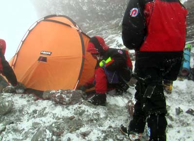 <figcaption>Установка храма на вершине</figcuption>